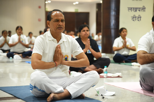 Shri Shivraj Singh Chouhan performs yoga on the occasion of the 11th International Yoga Day