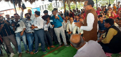 8,800 Farmers Join Agriculture Ministers at Viksit Krishi Sankalp Abhiyan in Ichhawar