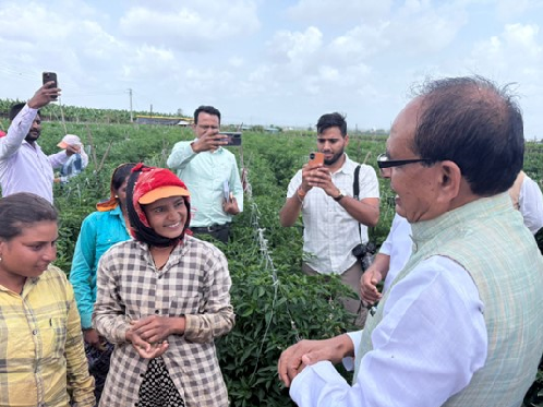 Union Minister for Agriculture and Farmers' Welfare, Shri Shivraj Singh Chouhan interacts with farmers at Narayangaon, Pune, on the sixth day of Viksit Krishi Sankalp Abhiyan