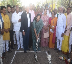 Sushri-Shobha-Karandlaje-laid-foundation-stone-Farmers-Hostel-01