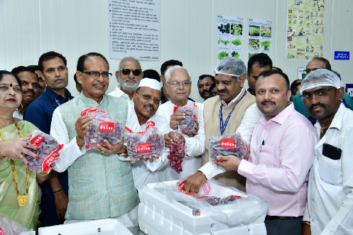 Union Minister for Agriculture and Farmers' Welfare, Shri Shivraj Singh Chouhan interacts with farmers at Narayangaon, Pune, on the sixth day of Viksit Krishi Sankalp Abhiyan
